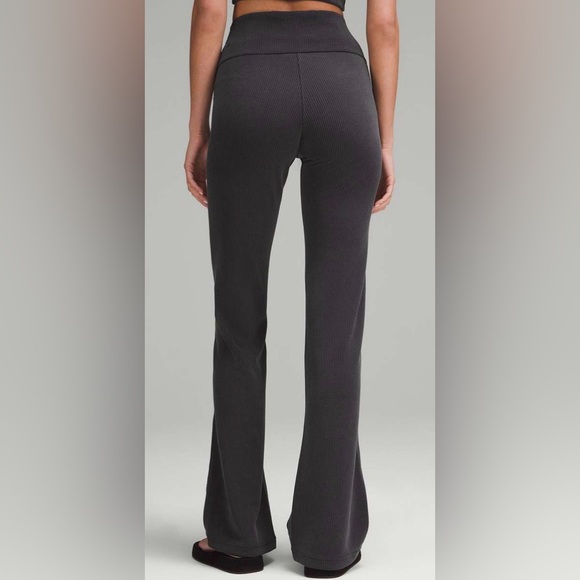 Lululemon Ribbed Softstreme 32.5” Flared Pant Black/Gray
Size 6💎EUC! Retail $138 - Picture 3 of 10